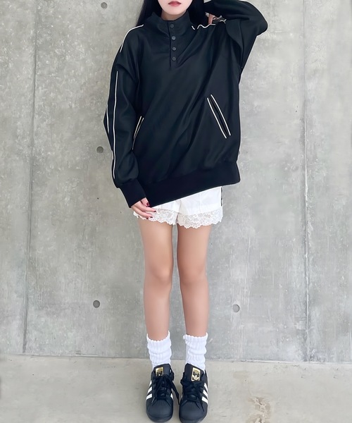 ALLuRing ChaRm（アリュリングチャーム）の「Side Line High Neck Over Sweat / サイドラインハイネックスウェット（スウェット・レディース・ブラック/グレー・M/L）」の9枚目の写真