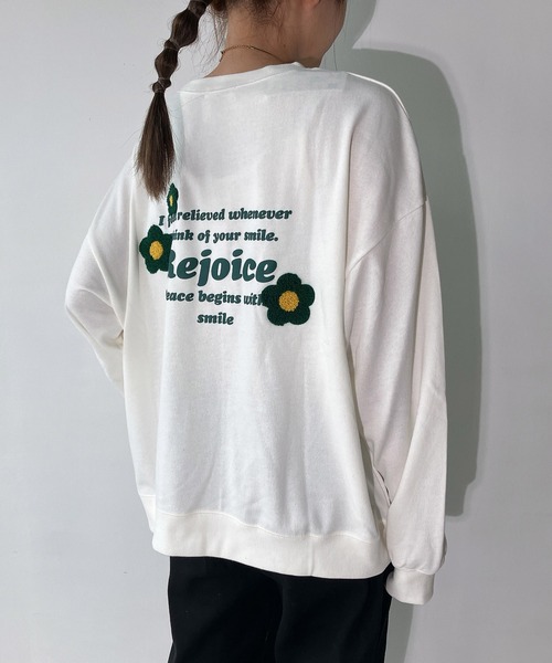 AS KNOW AS plus（アズノゥアズプラス）の「◇アソートモチーフサガラ刺繍スウェットプルオーバー(ハナ・ハート）（スウェット・レディース・アイボリー系/グレー系/ブラック系/ホワイト系/レッド系/グレー系1/ホワイト系4/グレー系4/アイボリー系4/ネイビー系4/グリーン系その他5/ダークグリーン系5/ホワイト系5/グレー系5/アイボリー系5/ネイビー系5・FREE）」の2枚目の写真