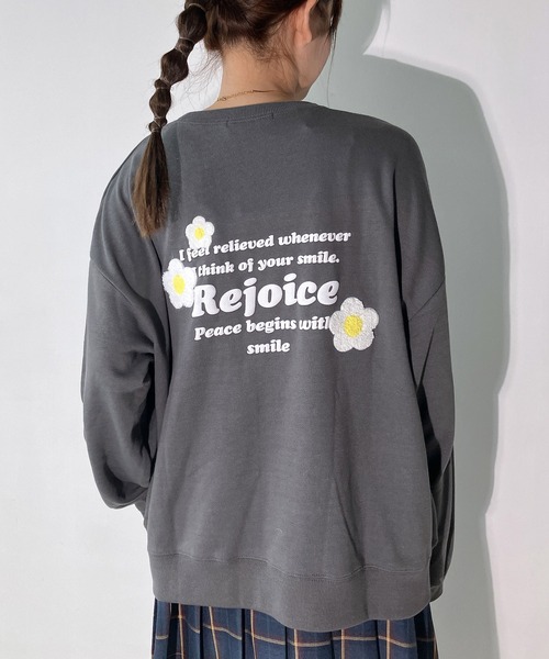 AS KNOW AS plus（アズノゥアズプラス）の「◇アソートモチーフサガラ刺繍スウェットプルオーバー(ハナ・ハート）（スウェット・レディース・アイボリー系/グレー系/ブラック系/ホワイト系/レッド系/グレー系1/ホワイト系4/グレー系4/アイボリー系4/ネイビー系4/グリーン系その他5/ダークグリーン系5/ホワイト系5/グレー系5/アイボリー系5/ネイビー系5・FREE）」の6枚目の写真