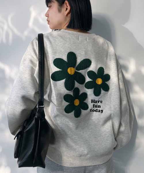 AS KNOW AS plus（アズノゥアズプラス）の「◇アソートモチーフサガラ刺繍スウェットプルオーバー(ハナ・ハート）（スウェット・レディース・アイボリー系/グレー系/ブラック系/ホワイト系/レッド系/グレー系1/ホワイト系4/グレー系4/アイボリー系4/ネイビー系4/グリーン系その他5/ダークグリーン系5/ホワイト系5/グレー系5/アイボリー系5/ネイビー系5・FREE）」の12枚目の写真