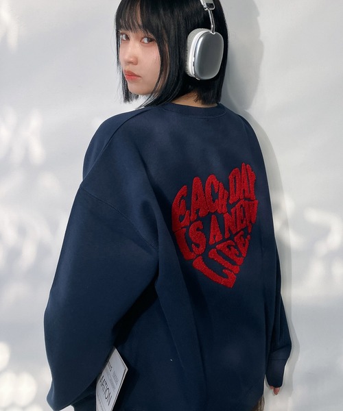 AS KNOW AS plus（アズノゥアズプラス）の「◇アソートモチーフサガラ刺繍スウェットプルオーバー(ハナ・ハート）（スウェット・レディース・アイボリー系/グレー系/ブラック系/ホワイト系/レッド系/グレー系1/ホワイト系4/グレー系4/アイボリー系4/ネイビー系4/グリーン系その他5/ダークグリーン系5/ホワイト系5/グレー系5/アイボリー系5/ネイビー系5・FREE）」の16枚目の写真