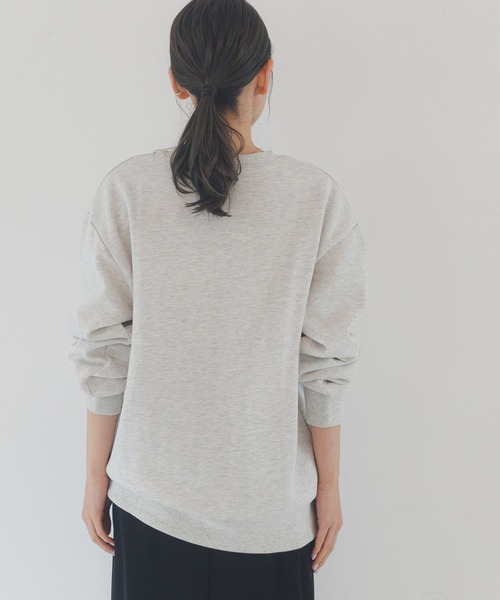 LAKOLE(ラコレ)の「裏起毛ブラシ刺繍スウェット / 234476(スウェット・レディース・チャコールグレー/オートミール/ベージュ・FREE)」の6枚目の写真