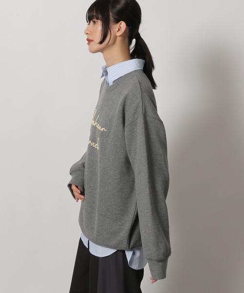 LAKOLE(ラコレ)の「裏起毛ブラシ刺繍スウェット / 234476(スウェット・レディース・チャコールグレー/オートミール/ベージュ・FREE)」の10枚目の写真