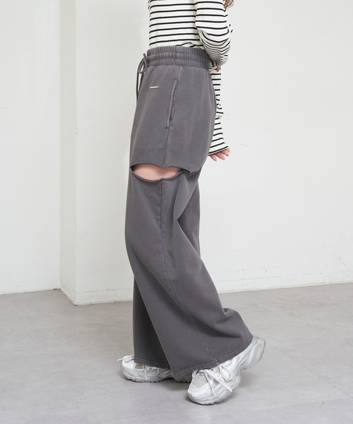 RAY CASSIN(レイカズン)の「サイドスリットスウェットワイドパンツ(スウェットパンツ・レディース・グレー/チャコールグレー/ホワイト・FREE)」の3枚目の写真