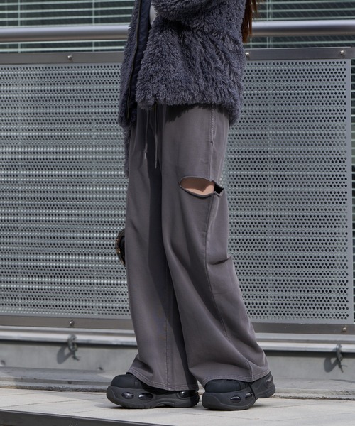 RAY CASSIN(レイカズン)の「サイドスリットスウェットワイドパンツ(スウェットパンツ・レディース・グレー/チャコールグレー/ホワイト・FREE)」の4枚目の写真