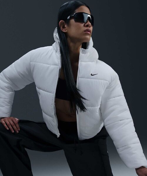 NIKE(ナイキ)の「ナイキ スポーツウェア クラシック パファー ウィメンズ Therma-FIT ルーズ フーデッド ジャケット / Nike Sportswear Classic Puffer Women's Therma-FIT Loose Hooded Jacket FZ5900-100 White(ブルゾン・レディース・ホワイト・2XL/XS/L/M/S/XL)」の4枚目の写真