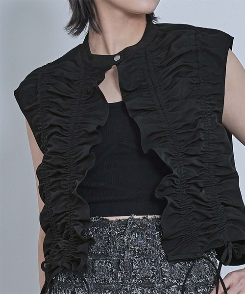 miette(ミエット)の「ドロストギャザーベスト(ベスト・レディース・ベージュ/ブラック・FREE)」の6枚目の写真