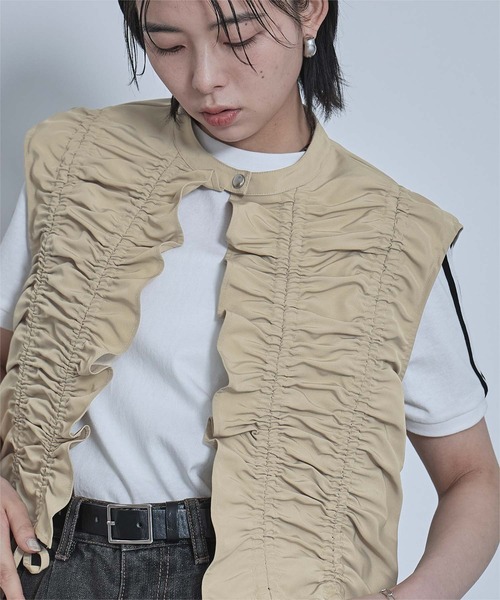 miette(ミエット)の「ドロストギャザーベスト(ベスト・レディース・ベージュ/ブラック・FREE)」の11枚目の写真