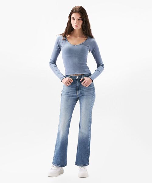 tommy jeans(トミー ジーンズ)の「スリムVネックガーメントダイリブカットソー(Tシャツ/カットソー・レディース・ホワイト/ブルー・MEDIUM/SMALL/X-SMALL)」の4枚目の写真