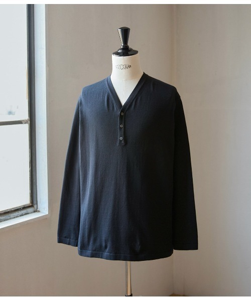 PORT BY ARK（ポートバイアーク）の「PORT BY ARK / ポートバイアーク：Henley Neck Knit：PO17-K001[COR]（ニット/セーター・メンズ・ダークグレー/ベージュ系その他/ブラック・1/2）」の2枚目の写真