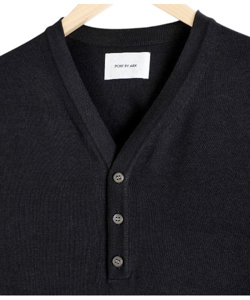 PORT BY ARK（ポートバイアーク）の「PORT BY ARK / ポートバイアーク：Henley Neck Knit：PO17-K001[COR]（ニット/セーター・メンズ・ダークグレー/ベージュ系その他/ブラック・1/2）」の8枚目の写真