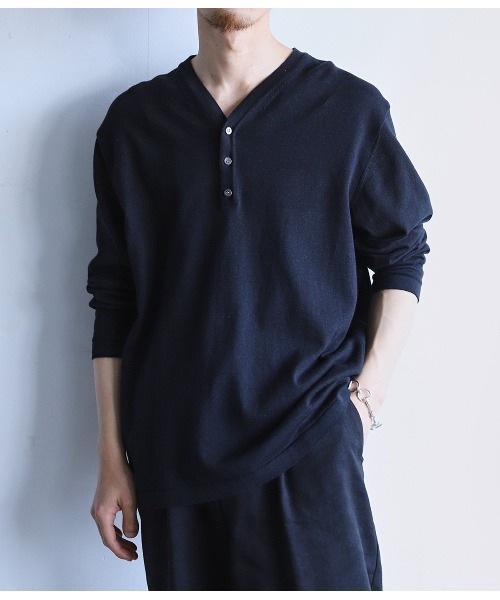 PORT BY ARK（ポートバイアーク）の「PORT BY ARK / ポートバイアーク：Henley Neck Knit：PO17-K001[COR]（ニット/セーター・メンズ・ダークグレー/ベージュ系その他/ブラック・1/2）」の4枚目の写真