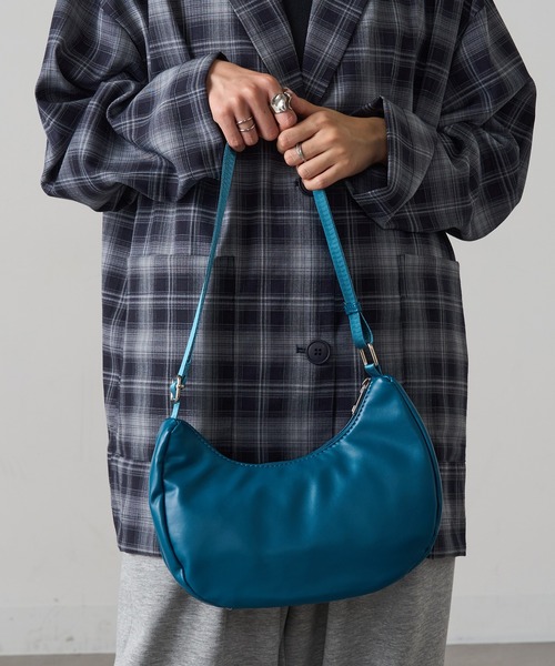 MAGASIN DE MODE Onjna(マガジンデモードオンジェナ )の「【MAGASIN DE MODE Onjna】ソフト合皮ハーフムーンショルダー SNBD(ショルダーバッグ・レディース・ブラウン/アイボリー/ブラック/シルバー/ブルー・FREE)」の10枚目の写真