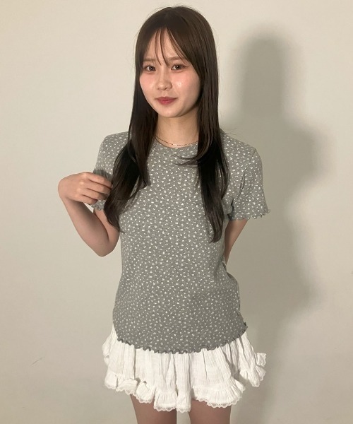 .KOM（ドットコム）の「A'GEM/9 × .kom 『.KOM/ドットケーオーエム』 フラワープリントメロウトップス（Tシャツ/カットソー・レディース・ネイビー/アイボリー/グレー・FREE）」の4枚目の写真
