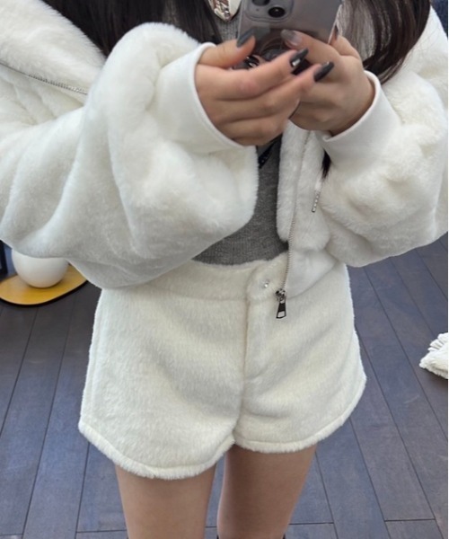 ipugo(イプゴ)の「ipugo/イプゴ シャギーショートパンツ(その他パンツ・レディース・ホワイト/ブラック・S/M)」の4枚目の写真