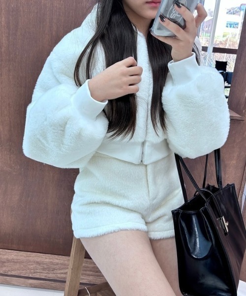ipugo(イプゴ)の「ipugo/イプゴ シャギーショートパンツ(その他パンツ・レディース・ホワイト/ブラック・S/M)」の7枚目の写真