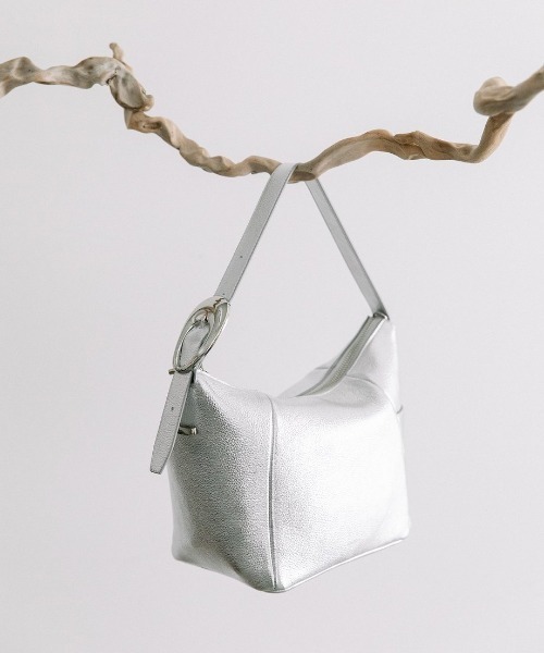 Beau're(ヴュレ)の「【BEAURE/ビュレ】Cow Leather ベルト ワンショルダー Bag(ショルダーバッグ・レディース・シルバー/サックスブルー/ブラック・FREE)」の3枚目の写真