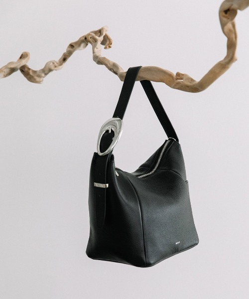 Beau're(ヴュレ)の「【BEAURE/ビュレ】Cow Leather ベルト ワンショルダー Bag(ショルダーバッグ・レディース・シルバー/サックスブルー/ブラック・FREE)」の2枚目の写真
