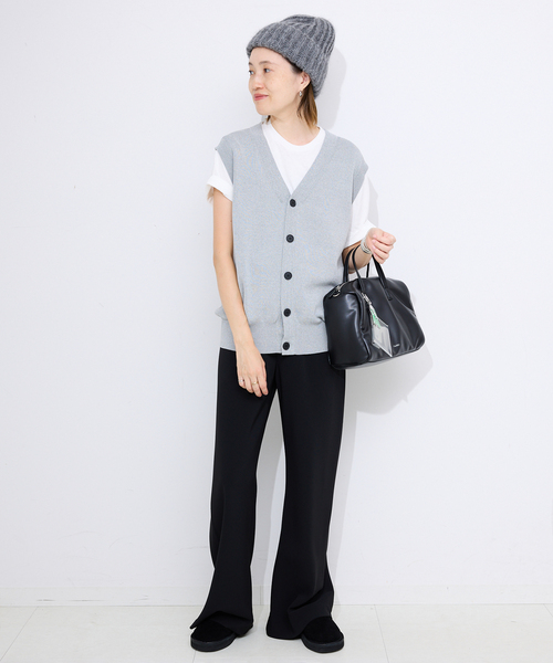 SLOBE IENA(スローブイエナ)の「《WEB限定/追加》総針Vネック ニットベスト(ベスト・レディース・ブラック/アイボリー/チャコールグレー・FREE)」の4枚目の写真