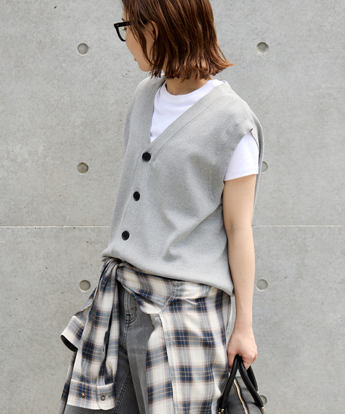 SLOBE IENA(スローブイエナ)の「《WEB限定/追加》総針Vネック ニットベスト(ベスト・レディース・ブラック/アイボリー/チャコールグレー・FREE)」の13枚目の写真