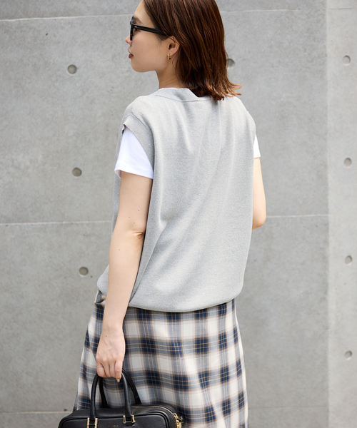 SLOBE IENA(スローブイエナ)の「《WEB限定/追加》総針Vネック ニットベスト(ベスト・レディース・ブラック/アイボリー/チャコールグレー・FREE)」の14枚目の写真