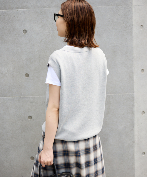 SLOBE IENA(スローブイエナ)の「《WEB限定/追加》総針Vネック ニットベスト(ベスト・レディース・ブラック/アイボリー/チャコールグレー・FREE)」の16枚目の写真