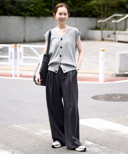 SLOBE IENA(スローブイエナ)の「《WEB限定/追加》総針Vネック ニットベスト(ベスト・レディース・ブラック/アイボリー/チャコールグレー・FREE)」の19枚目の写真