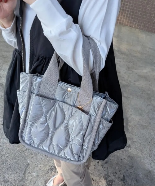 ikka（イッカ）の「【軽量】キルティング多ポケトートバッグ（トートバッグ・レディース・ワイン/ブラック/シルバーグレー/ブルー/グレー/オフホワイト・FREE）」の4枚目の写真