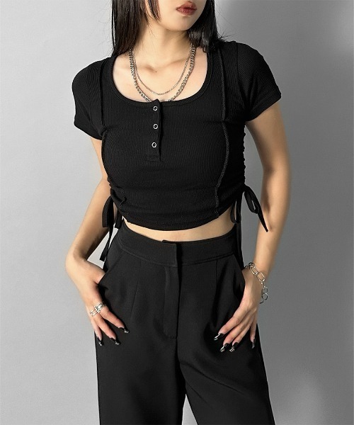 LVEU.(ラブユ.)の「【LVEU.】サイドシャーリングクロップドトップス / トップス カットソー リブ 半袖 シャーリング ボタン Uネック クロップド ショート ブラック ホワイト ネイビー(Tシャツ/カットソー・レディース・ホワイト/ブラック/ネイビー・FREE)」の3枚目の写真