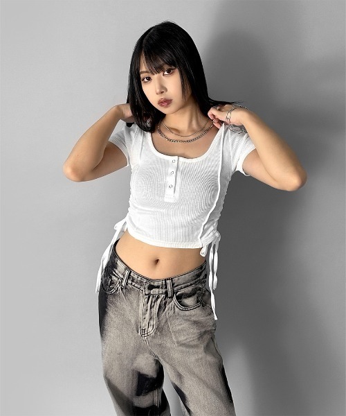 LVEU.(ラブユ.)の「【LVEU.】サイドシャーリングクロップドトップス / トップス カットソー リブ 半袖 シャーリング ボタン Uネック クロップド ショート ブラック ホワイト ネイビー(Tシャツ/カットソー・レディース・ホワイト/ブラック/ネイビー・FREE)」の22枚目の写真