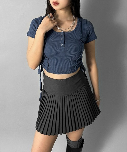 LVEU.(ラブユ.)の「【LVEU.】サイドシャーリングクロップドトップス / トップス カットソー リブ 半袖 シャーリング ボタン Uネック クロップド ショート ブラック ホワイト ネイビー(Tシャツ/カットソー・レディース・ホワイト/ブラック/ネイビー・FREE)」の8枚目の写真