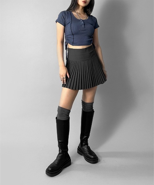 LVEU.(ラブユ.)の「【LVEU.】サイドシャーリングクロップドトップス / トップス カットソー リブ 半袖 シャーリング ボタン Uネック クロップド ショート ブラック ホワイト ネイビー(Tシャツ/カットソー・レディース・ホワイト/ブラック/ネイビー・FREE)」の9枚目の写真