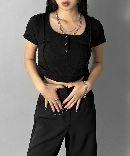 LVEU.(ラブユ.)の「【LVEU.】サイドシャーリングクロップドトップス / トップス カットソー リブ 半袖 シャーリング ボタン Uネック クロップド ショート ブラック ホワイト ネイビー(Tシャツ/カットソー・レディース・ホワイト/ブラック/ネイビー・FREE)」の10枚目の写真