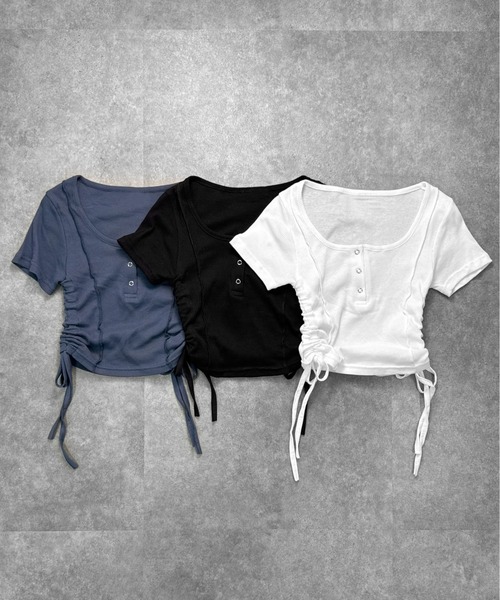 LVEU.(ラブユ.)の「【LVEU.】サイドシャーリングクロップドトップス / トップス カットソー リブ 半袖 シャーリング ボタン Uネック クロップド ショート ブラック ホワイト ネイビー(Tシャツ/カットソー・レディース・ホワイト/ブラック/ネイビー・FREE)」の4枚目の写真