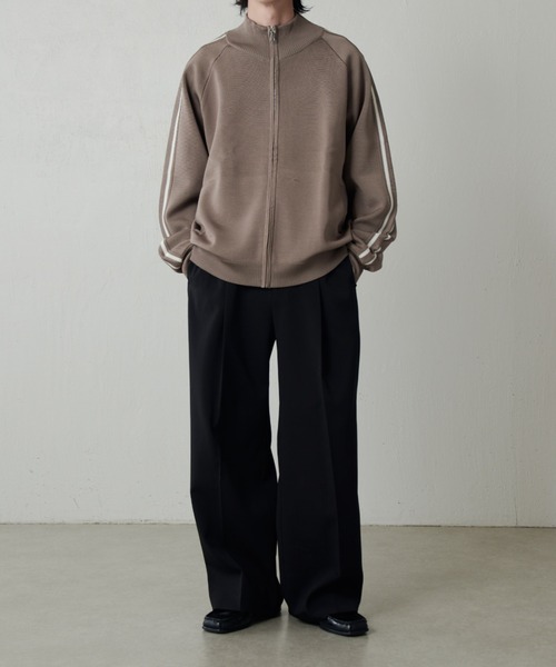 Lui's（ルイス）の「ダブルクロス タックワイドパンツ（スラックス・メンズ・アッシュグレー/ブラック/モカ・M/S）」の4枚目の写真