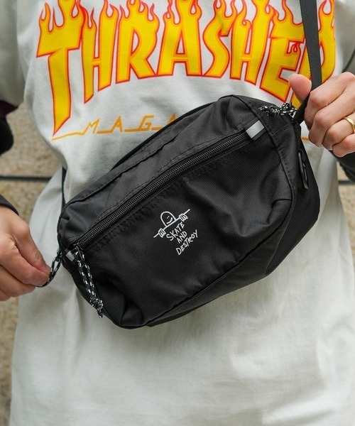 THRASHER（スラッシャー）の「【THRASHER/スラッシャー】Mini Shoulder Pouch＜ヨコ＞　撥水加工　ブランドロゴ　ショルダーバッグ　ウエストボディバッグ（ショルダーバッグ・メンズ・ブラック/ブラック系その他/ブラック×ホワイト・FREE）」の2枚目の写真
