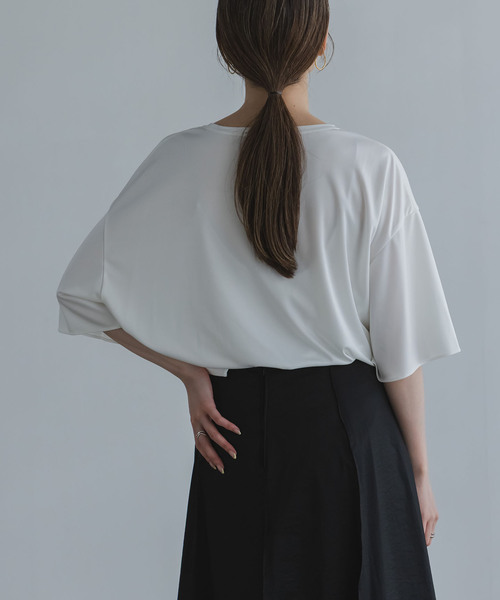 Noble(ノーブル)の「ELENI/エルニ トリアセテートサテンTシャツ(Tシャツ/カットソー・レディース・ホワイト/ブラック・FREE)」の17枚目の写真