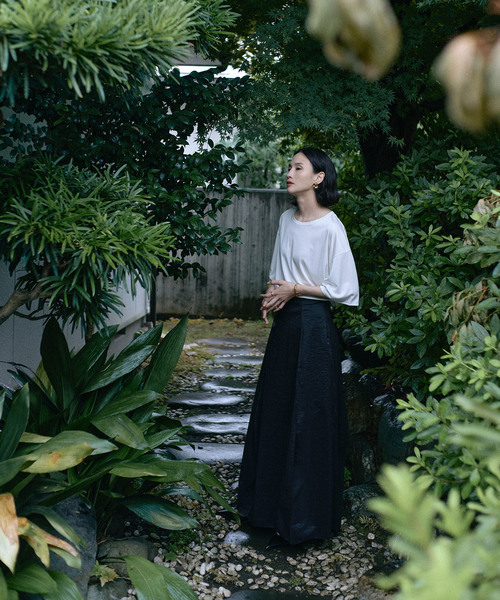 Noble(ノーブル)の「ELENI/エルニ トリアセテートサテンTシャツ(Tシャツ/カットソー・レディース・ホワイト/ブラック・FREE)」の21枚目の写真