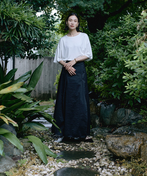 Noble(ノーブル)の「ELENI/エルニ トリアセテートサテンTシャツ(Tシャツ/カットソー・レディース・ホワイト/ブラック・FREE)」の22枚目の写真