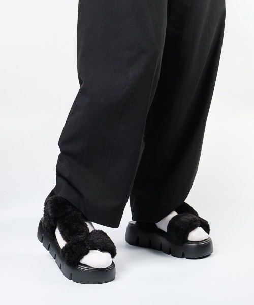 スティーブマデン　CHIVALRY 厚底スポーツサンダル 白/黒　2024モデル 厚底スポーツサンダル/STEVE MADDEN CHIVALRY-US（サンダル