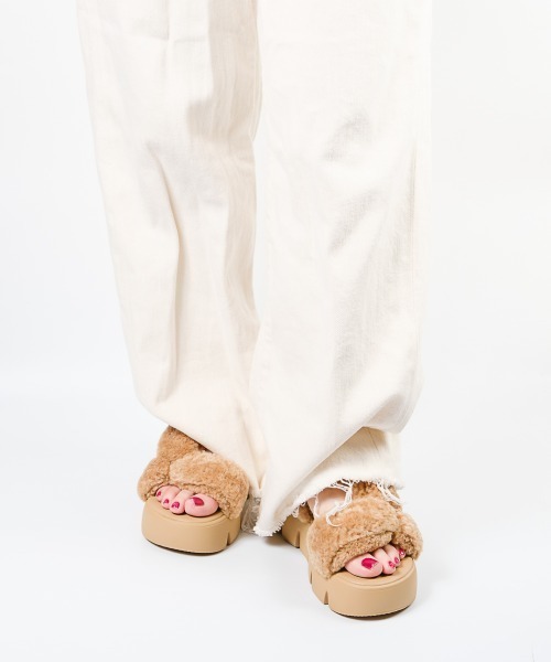 STEVE MADDEN(スティーブマデン)の「ファー厚底サンダル/S.MADDEN BONKERS-F-VA(サンダル・レディース・ブラック/タン・22.5cm/23.0cm/23.5cm/23.5-24/24.0cm/24.5cm)」の3枚目の写真