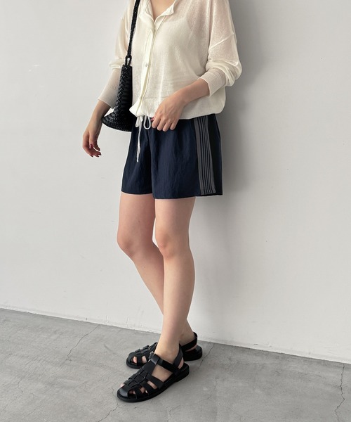 CANAL JEAN(キャナルジーン)の「Lakey Park サイドラインナイロンショートパンツ(その他パンツ・レディース・グレー/ネイビー・ONE SIZE)」の2枚目の写真