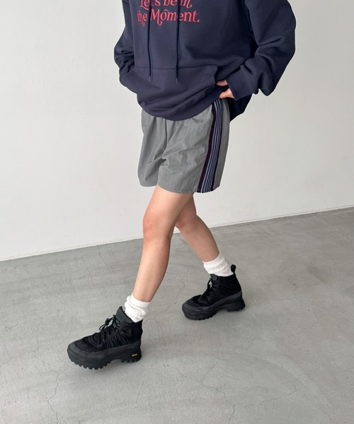 CANAL JEAN(キャナルジーン)の「Lakey Park サイドラインナイロンショートパンツ(その他パンツ・レディース・グレー・ONE SIZE)」の1枚目の写真