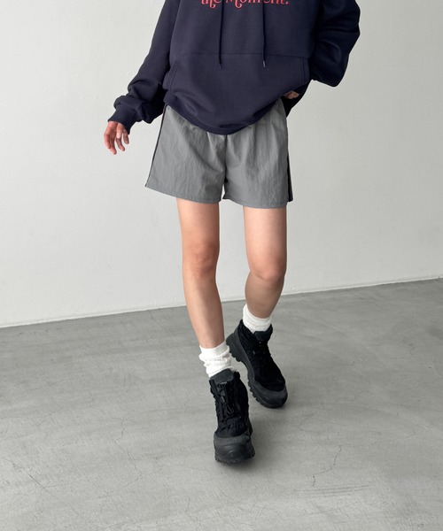 CANAL JEAN(キャナルジーン)の「Lakey Park サイドラインナイロンショートパンツ(その他パンツ・レディース・グレー・ONE SIZE)」の3枚目の写真