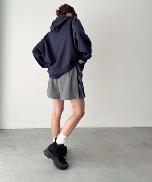 CANAL JEAN(キャナルジーン)の「Lakey Park サイドラインナイロンショートパンツ(その他パンツ・レディース・グレー・ONE SIZE)」の4枚目の写真