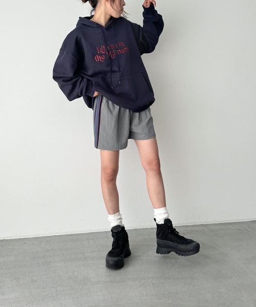 CANAL JEAN(キャナルジーン)の「Lakey Park サイドラインナイロンショートパンツ(その他パンツ・レディース・グレー・ONE SIZE)」の5枚目の写真