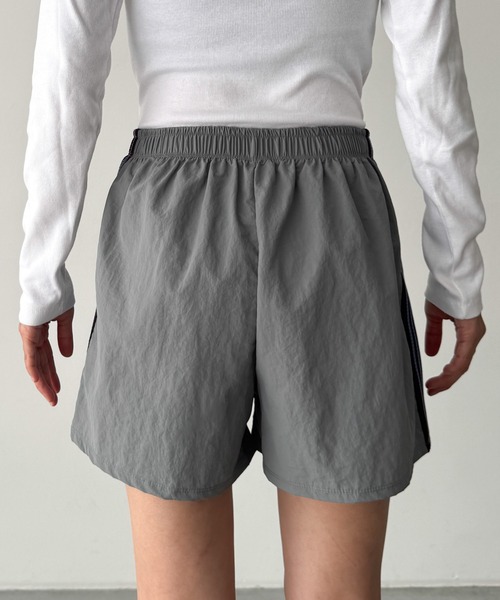 CANAL JEAN(キャナルジーン)の「Lakey Park サイドラインナイロンショートパンツ(その他パンツ・レディース・グレー・ONE SIZE)」の8枚目の写真