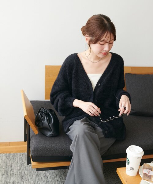 DISCOAT（ディスコート）の「フェザーヤーンカーディガン《WEB限定カラーあり》（カーディガン/ボレロ・レディース・ブラック/アイボリー/グレー/ピンク/マスタード・FREE）」の17枚目の写真