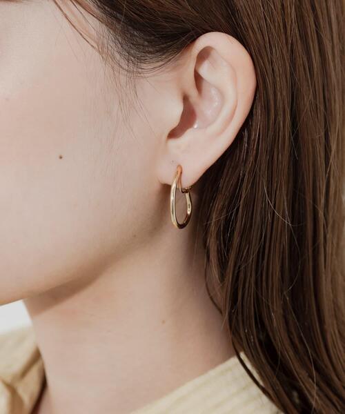 SMELLY（スメリー）の「トライアングルニュアンスフープイヤリング（イヤリング・レディース・ゴールド・-）」の5枚目の写真