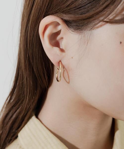 SMELLY（スメリー）の「トライアングルニュアンスフープイヤリング（イヤリング・レディース・ゴールド・-）」の3枚目の写真